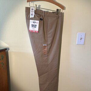 Dockers Mens Signature Go Khaki Pants, size 34x32 Slim Fit